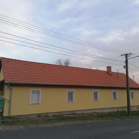 Berkenyes Vendeghaz Apartment Zalalovo Exterior photo